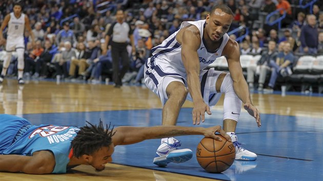 Terrance Ferguson (vlevo) z Oklahoma City a Avery Bradley z Memphisu bojuj o m.