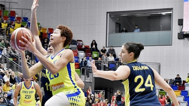 Isabelle Harrisonov (ve lutm) z USK Praha zakonuje na ko Fenerbahce kolem Cecilie Zandalasiniov.