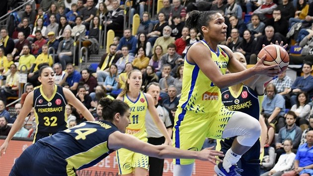 Alyssa Thomasov (vpravo) z USK Praha zakonuje na ko Fenerbahce.