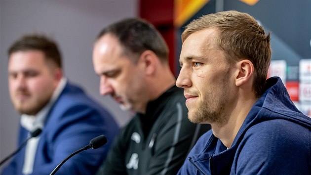 Tom Souek (v poped) na tiskov konferenci Slavie ped zpasem v Seville