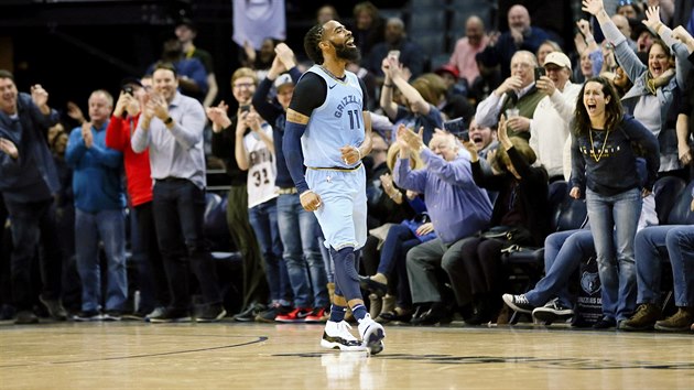 Mike Conley oslavuje s divky v Memphisu.