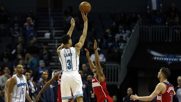 Jeremy Lamb (3) z Charlotte stl vtznou stelu proti Washingtonu, Tom Satoransk (vpravo) a Bradley Beal ho pili brnit pozd.