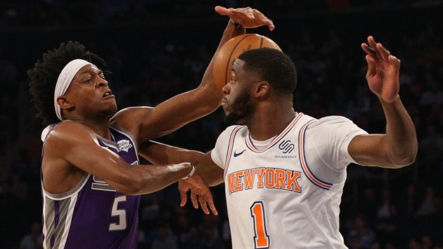 De'Aaron Fox (5) ze Sacramenta faulovan� Emmanuelem Mudiayem (1) z New Yorku.