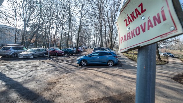 Mlo parkovacch mst ve Fakultn nemocnici v Hradci Krlov nut idie parkovat mezi stromy na nbe Labe.