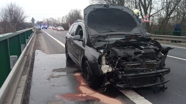 Auto u Třebechovic pod Orebem sjelo ze silnice a skončilo v řece (2.3.2019).