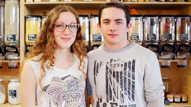 Kristýna Wernerová a Šimon Malý otevřeli bezobalovou prodejnu v Trutnově.