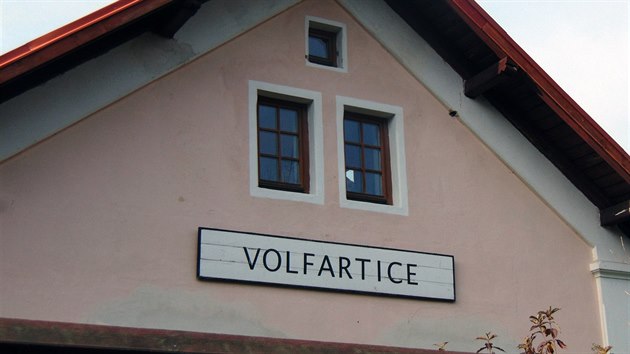 Pietn� opraven� stani�n� budova ve Volfartic�ch 50.7350294N, 14.4535467E