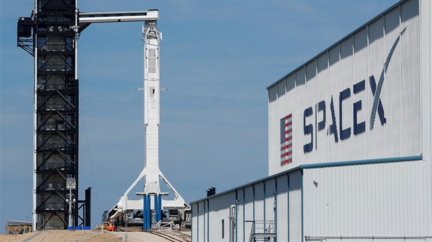 Raketa Falcon 9 společnosti SpaceX připravená ke startu na startovaní rampě 39A v Kennedyho vesmírném centru na Floridě v USA.