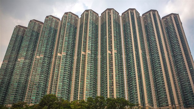 Hongkong patří mezi nejhustěji osídlené oblasti světa. Na ploše 1 104 kilometrů čtverečních žije sedm milionů obyvatel. Hustota zalidnění je 6 200 obyvatel na jeden kilometr čtvereční. Tomu odpovídají i bytové domy. Podívejte se, jak se v tomto ekonomickém a obchodním centru Číny bydlí.