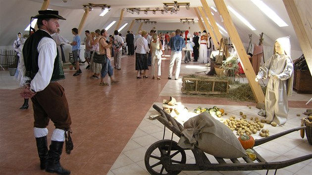 Na 100. vro zaloen zkladn koly v roce 2006 se v Blatnice slavnostn otevralo Stedisko koly lidov tvoivosti a emesel.