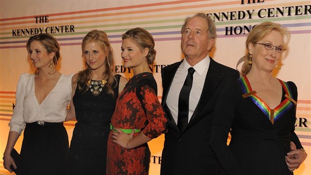 Meryl Streepová, její manžel Don Gummer a jejich dcery Lousia, Mamie a Grace (Washington, 4. prosince 2011)