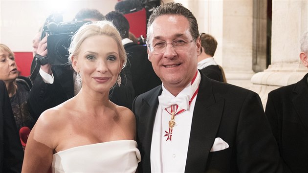 Rakousk vicekancl Heinz-Christian Strache a jeho manelka Philippa na tradinm Plese v Opee (Vde, 28. nora 2019)