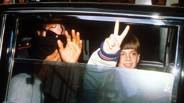 Michael Jackson a James Safechuck v Lond�n� (1988)