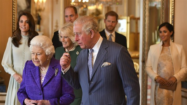 Krlovna Albta II. a princ Charles s rodinou na recepci v Buckinghamskm palci u pleitosti 50. vro jeho jmenovn princem z Walesu (Londn, 5. bezna, 2019)
