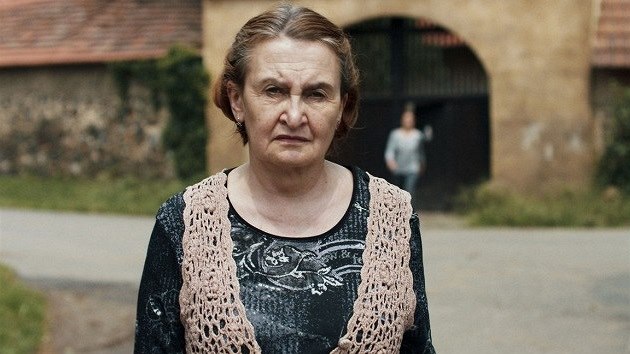 Eva Holubová v seriálu Pustina (2016)