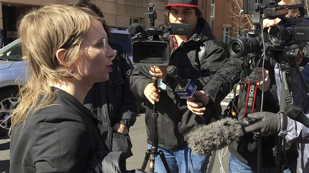 Chelsea Manningov mluv s mdii ped soudem ve Virginii, kde vypovdala v kauze spojen s ppadem Wikileaks. (5. bezna 2019)