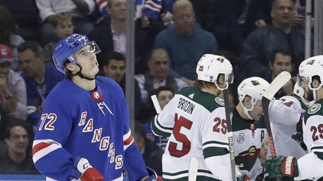 Filip Chytil z New York Rangers natvan odjd po inkasovanm glu od Minnesoty.