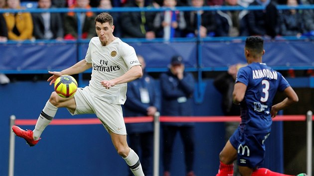 Yoel Armougom z Caen nahn protivnka z Paris St. Germain.