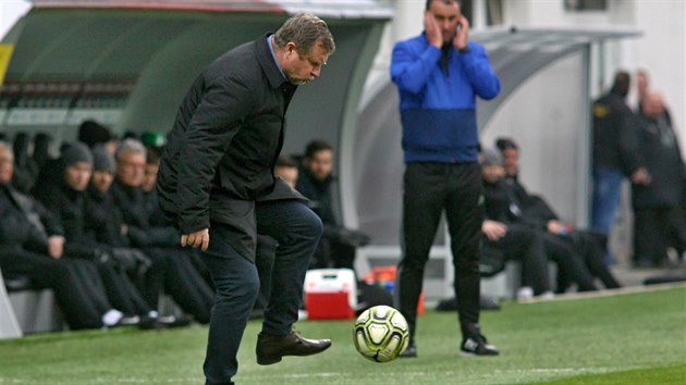 Plzesk trenr Pavel Vrba zpracovv zatoulan balon.