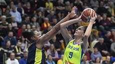 Zleva Kia Vaughnová z Fenerbahce Istanbul (vlevo) a Marija Reanová z USK Praha.