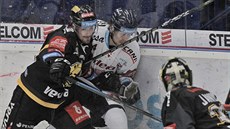 Vítkovický Tomá� Jáchym (vpravo) v souboji s litvínovským Janem ��otkou