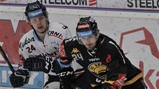 Vítkovický Tomá� Jáchym v souboji s litvínovským Janem ��otkou.