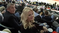 Premiér Andrej Babi s manelkou Monikou na zápase basketbalové NBA Washington...