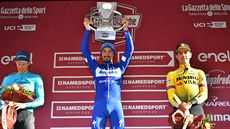 Francouzský cyklista Julian Alaphilippe slaví vítzství na Strade Bianche.