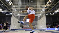 Michal Haratyk z Polska vrhá koulí ve finále halového ME v Glasgow.