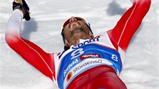Norský lya Hans Christer Holund se raduje ze zisku zlaté medaile v závod na...