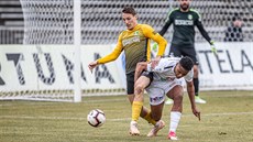 Wesley (Hradec Králové) objímá nohu Ond�eje �ev�íka (Sokolov) v druholigovém...