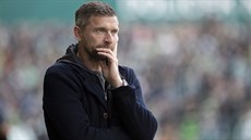 Zadumaný trenér Martin Hašek (Bohemians) pozoruje výkon svých svěřenců v utkání...
