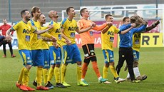 Teplití fotbalisté slaví s fanouky výhru 3:2 nad Opavou.