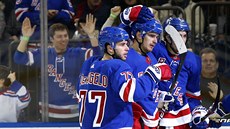 Hokejisté New York Rangers slaví gól Pavla Bunvie (uprosted) do sít...