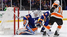védský branká Robin Lehner (NY Islanders) zasahuje v utkání proti...