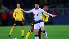 Son Heung-min z Tottenhamu (vepedu) a Manuel Akanji z Dortmundu v souboji o...