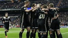 Fotbalisté Ajaxu slaví gól na stadionu Realu Madrid v Lize mistr.