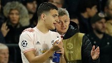 Trenér Ole Gunnar Solskjaer (Manchester United) udluje pokyny Diegu Dalotovi.
