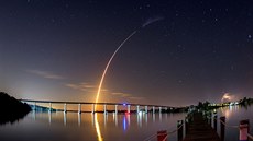 Start rakety Falcon 9 spolenosti SpaceX s lodí Crew Dragon.