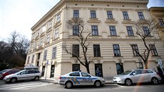 Policisté zasahují v Brně na adrese Údolní 5. (7. března 2019)