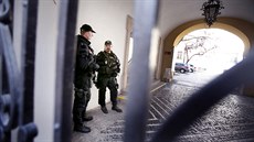 Policisté zasahují na Úadu mstské ásti Brno-sted. (7. bezna 2019)