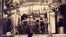 Striptýzový klub v anglickém Stratford-upon-Avon (1953)
