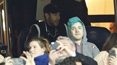 Brazislký fotbalista Neymar sledoval utkání Ligy mistr� mezi Paris St. Germain...