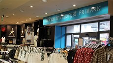 Primark petéká pecpanými stojany se zboím.