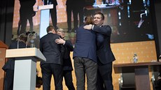 Předseda ČSSD Jan Hamáček vítá na pódiu zvolené místopředsedy. Na snímku objímá...