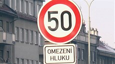 Nejvy��í rychlost - 50, a to kv�li omezení hluku.