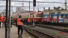 Na brněnském hlavním nádraží se srazily dva osobní vlaky. 21 lidí utrpělo lehká...