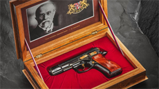 Pistole slavného modelu CZ 75 z edice Republika vydané ke stoletému výročí od...