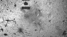 Sonda Hajabusa 2 nad asteroidem Rjugu po pokusu o odbr vzork 22. 2. 2019....