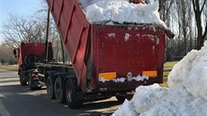 Nákladní auta přivážela ve čtvrtek na závodiště sníh z Vysočina Areny v Novém...